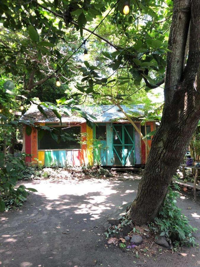 Las Pilas Rainbow Caravan Hostel מראה חיצוני תמונה
