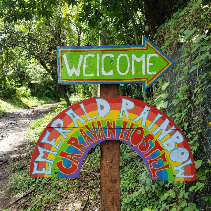 Las Pilas Rainbow Caravan Hostel מראה חיצוני תמונה