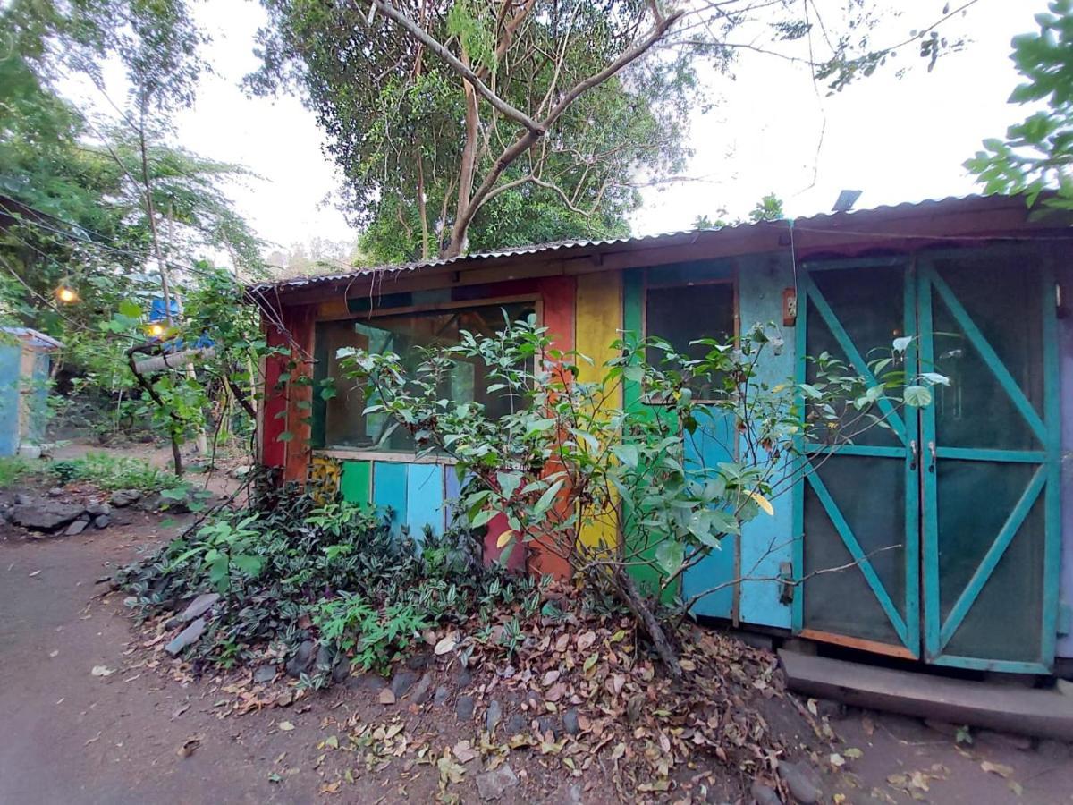 Las Pilas Rainbow Caravan Hostel מראה חיצוני תמונה