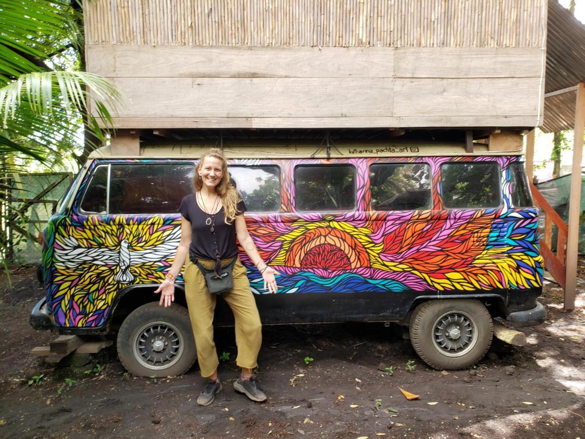 Las Pilas Rainbow Caravan Hostel מראה חיצוני תמונה